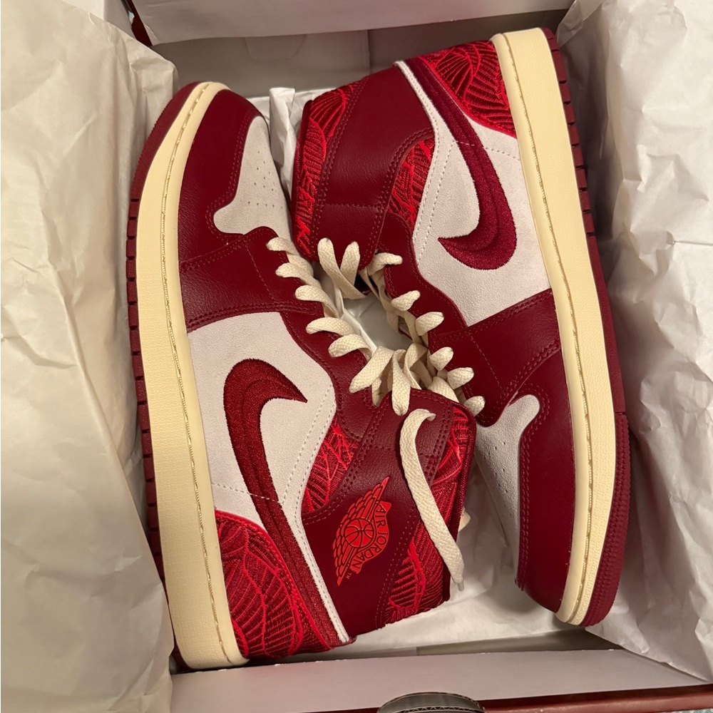NWT Air Jordan 1 Mid SE WMNS 12/MENS 10.5